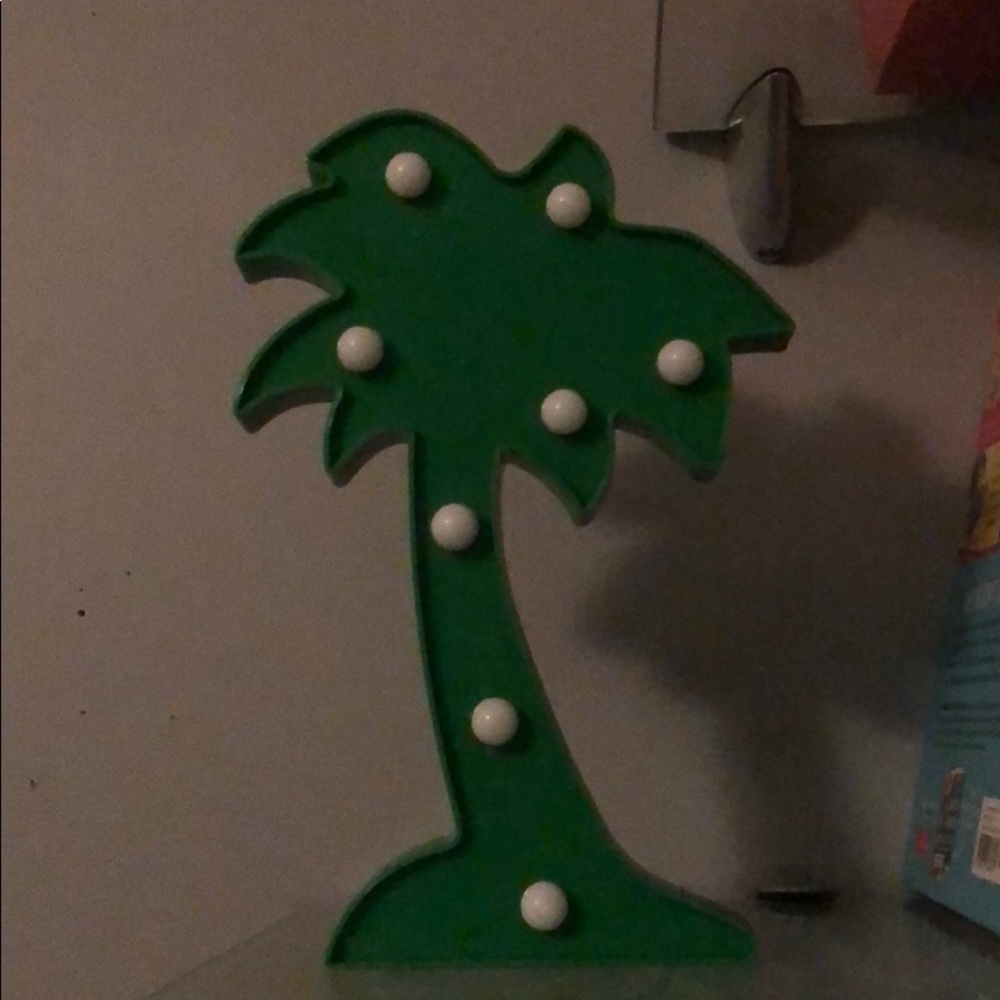 A glow palm tree wall decor!!!🌴🌴🌴